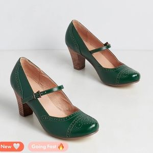 New! Back in the saddle ankle strap heel - green size 10